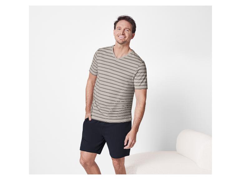 Pyjama homme : t-shirt rayé et short uni.