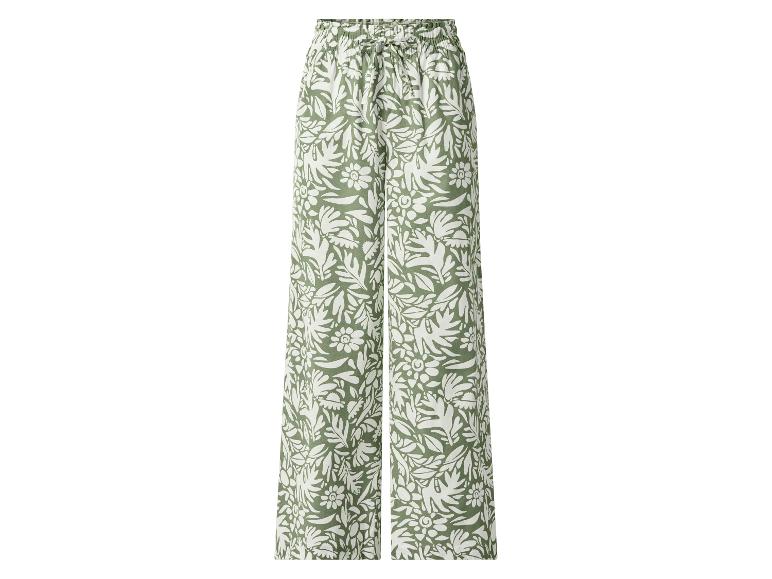 Pantalon large vert avec motif floral blanc.