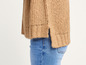 Un pull en maille marron avec un jean.