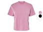 Un t-shirt rose à manches courtes.