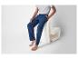 Pyjama et pantalon de survêtement bleus pour homme.