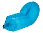 Fauteuil gonflable bleu pour le camping ou la plage.