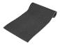 Tapis de yoga noir roulé.