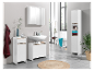 Salle de bain moderne blanche avec armoires et accessoires.