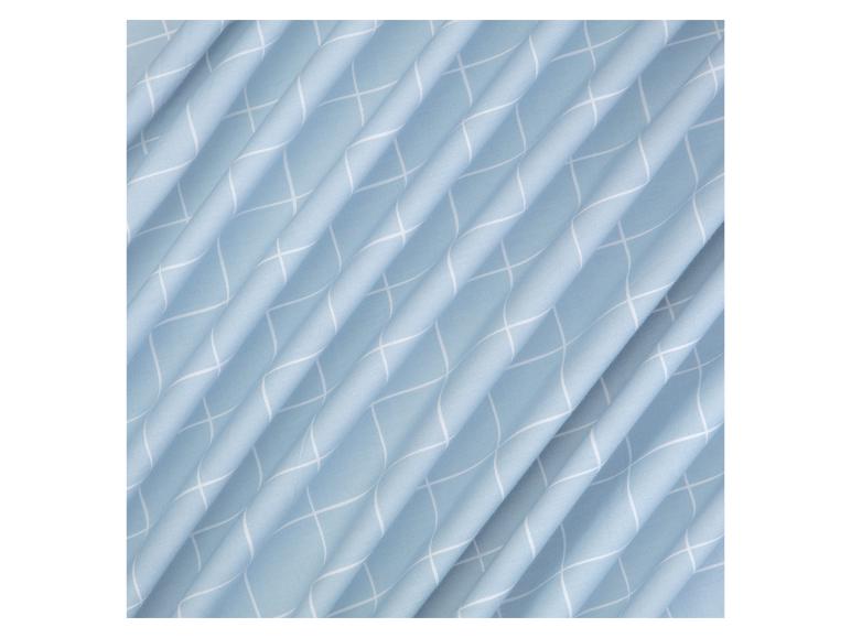 Tissu bleu clair avec un motif à carreaux blancs.