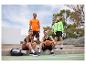 Quatre athlètes en vêtements de sport Crivit posent sur un terrain de basket-ball.