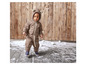 Un enfant porte une combinaison d'hiver marron et des bottes bleues dans la neige.