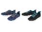 Deux paires de baskets : une noire et une bleu marine, avec lacets turquoise.