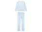 Un pyjama bleu à manches longues avec un imprimé floral.