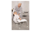 Un homme en peignoir utilise un tabouret de douche et une plateforme de douche.
