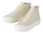 Deux paires de baskets hautes en toile couleur crème avec des lacets.