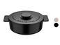 Une cocotte en fonte noire avec couvercle de MasterPro.