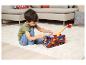 Un jeune enfant joue avec un camion de pompiers Paw Patrol.