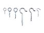 Une sélection de vis à œil et de crochets de différentes tailles, disposés sur fond blanc.