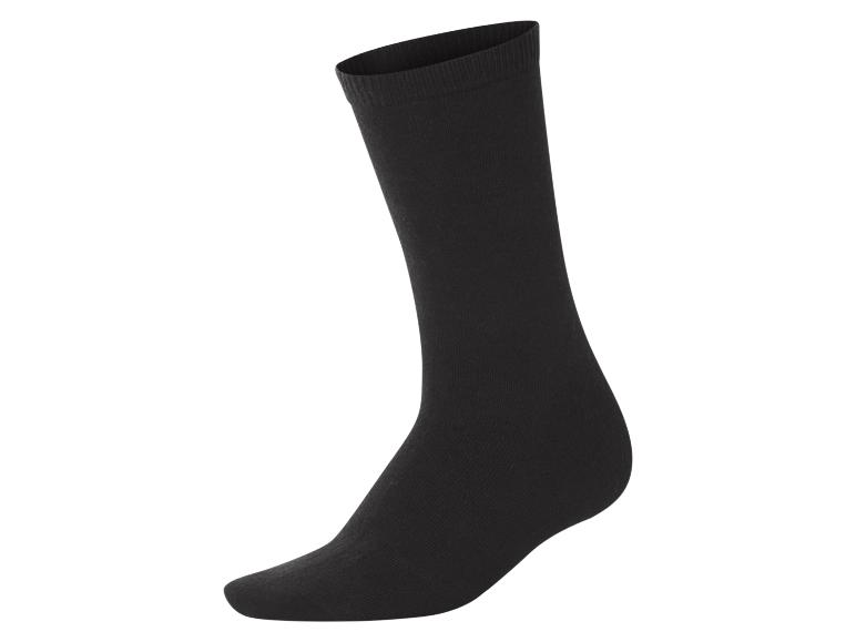 Une seule chaussette noire sur fond blanc.