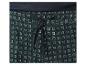 Détail d'un pantalon bleu avec un motif de carrés verts