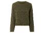 Un pull en maille vert avec des détails ajourés.