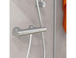 Un mitigeur thermostatique de douche chromé avec une pomme de douche.