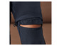 Pantalon noir avec des fermetures éclair latérales.