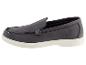 Une paire de mocassins gris avec des semelles blanches