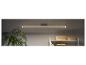 Luminaire de plafond moderne avec éclairage LED au-dessus d'une étagère avec des paniers.