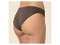 Dos d'une culotte femme marron foncé sur fond beige.