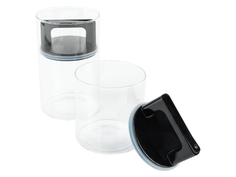 Bocaux en verre avec couvercles et poignées noirs.