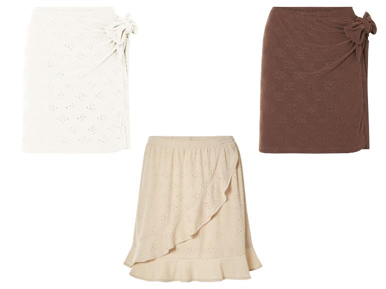 Trois jupes courtes ajourées : blanche, marron et beige.