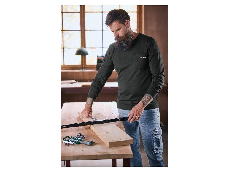 Homme barbu en t-shirt à manches longues Parkside et jean, travaillant sur un morceau de bois.