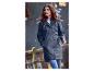 Une femme porte un imperméable bleu.