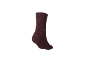 Une chaussette individuelle rouge foncé avec des picots antidérapants sur fond blanc.