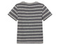 Un t-shirt rayé gris à manches courtes.