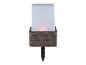 Une lampe blanche rectangulaire avec un cadre tressé brun