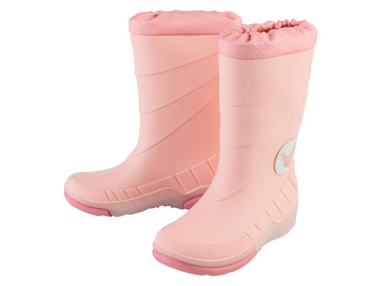 Deux bottes de pluie roses avec un motif papillon.