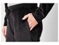Pantalon en velours noir avec cordon de serrage et une veste assortie.