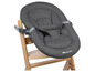 Une chaise haute bébé grise Bébé Confort.