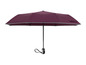 Un parapluie bordeaux avec une poignée noire.
