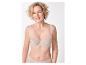 Femme présentant un soutien-gorge et une culotte beige clair.