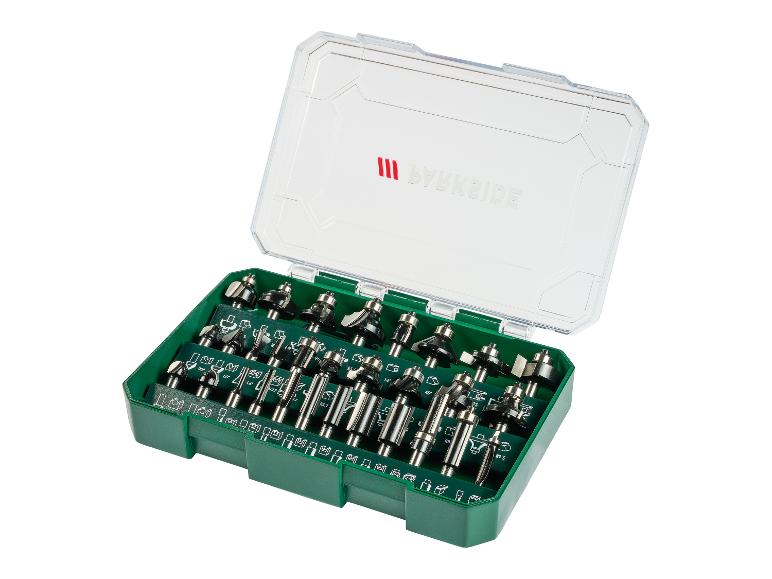 Un ensemble de fraises dans un étui vert avec un couvercle transparent.