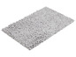 Un tapis de bain gris avec une texture douce et moelleuse.