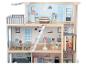 Maison de poupée en bois avec des meubles et une figurine