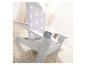 Chaise Adirondack grise avec coussin étoilé et porte-gobelet sur un tapis.