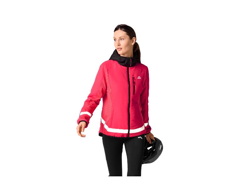 Femme en veste de cyclisme rose et leggings noirs, tenant un casque de vélo.