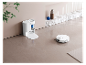 Robot aspirateur et station de vidange automatique : nettoyage intelligent de la maison.