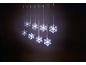 Lumières blanches brillantes en forme de flocon de neige suspendues sur un fond sombre.