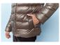 Un homme portant une doudoune marron.