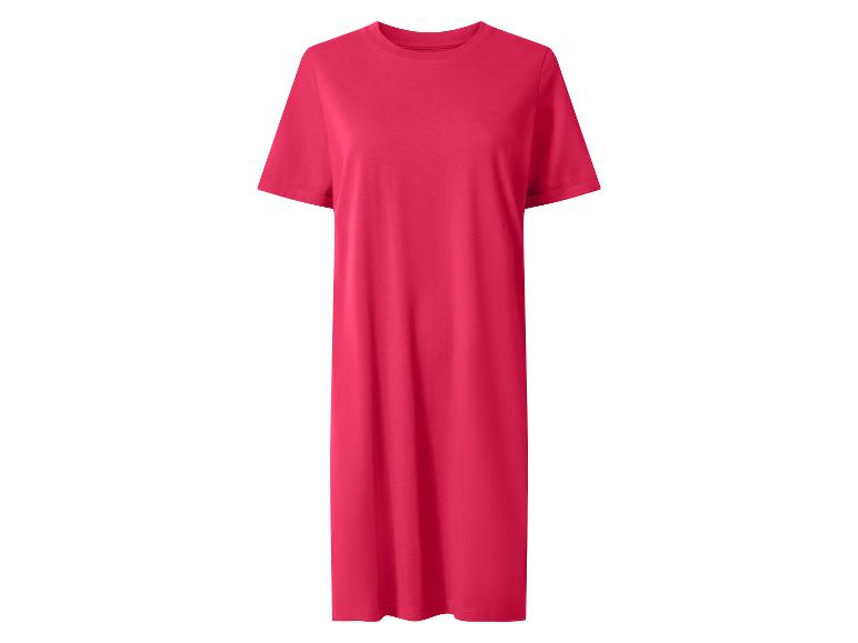 Robe longue fuchsia à manches courtes.