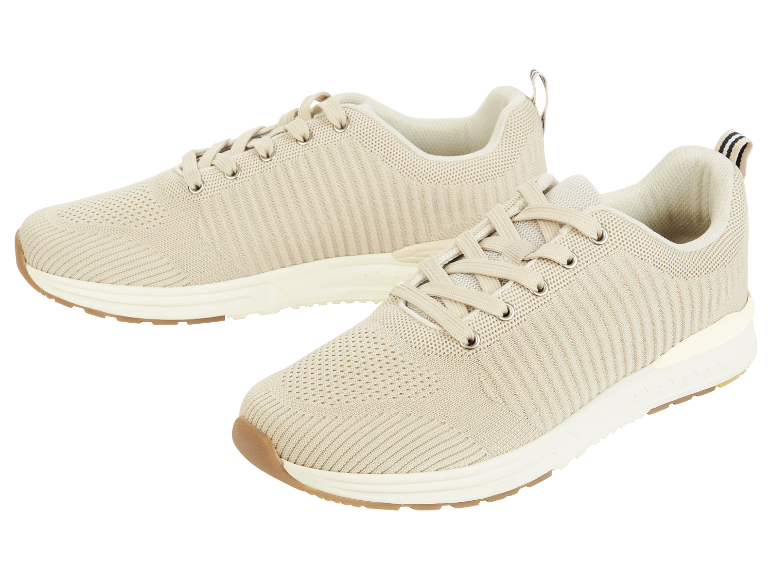Deux baskets beiges en tricot.
