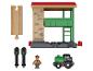 Train en bois avec wagon, signal et figurine d'ouvrier.