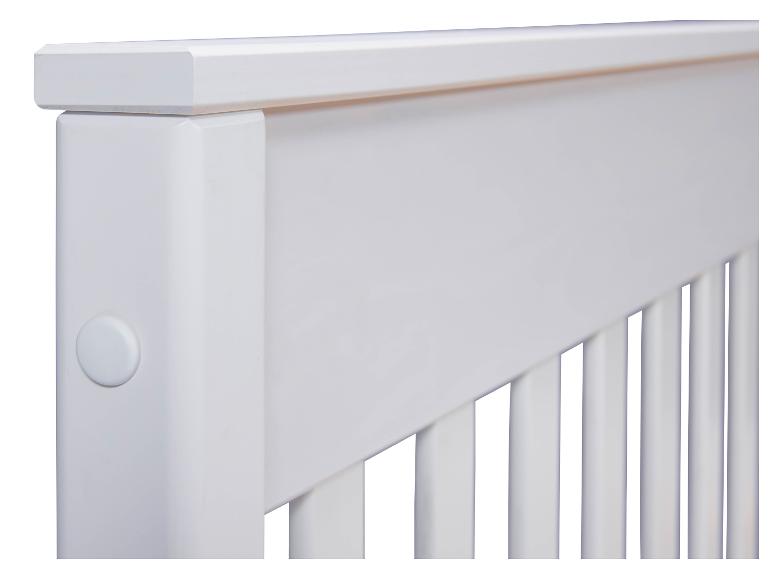 Détail d'un lit bébé blanc.